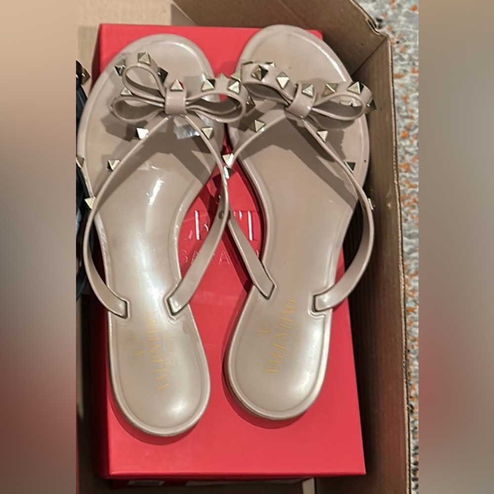 EU 41 tan Valentino PM Thong Sandles $200